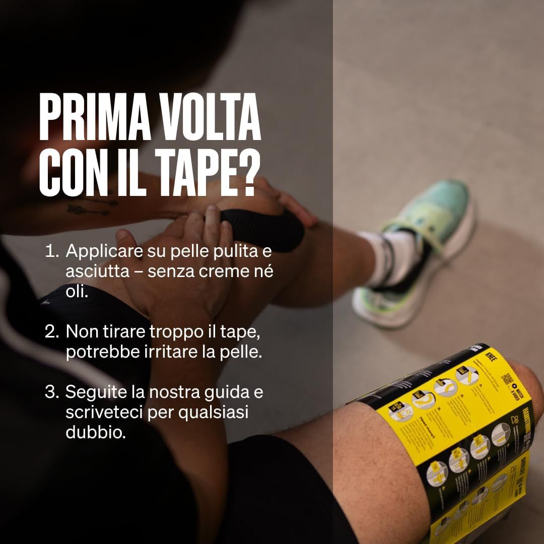Persona che applica nastro kinesiologico su un ginocchio. Istruzioni: Applicare su pelle pulita e asciutta, non allungare troppo.