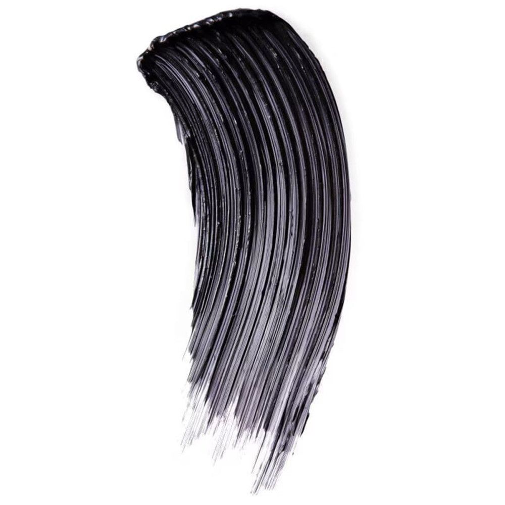 Tratto di mascara nero su sfondo bianco. Texture visibile.