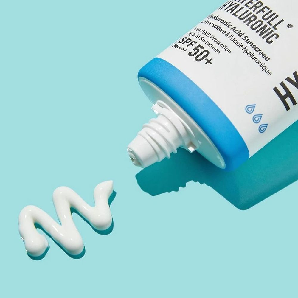 Tubo bianco, dettagli blu, prodotto spremuto. Scritta: Water Full, Hyaluronic, SPF 50+. Filo di crema visibile.