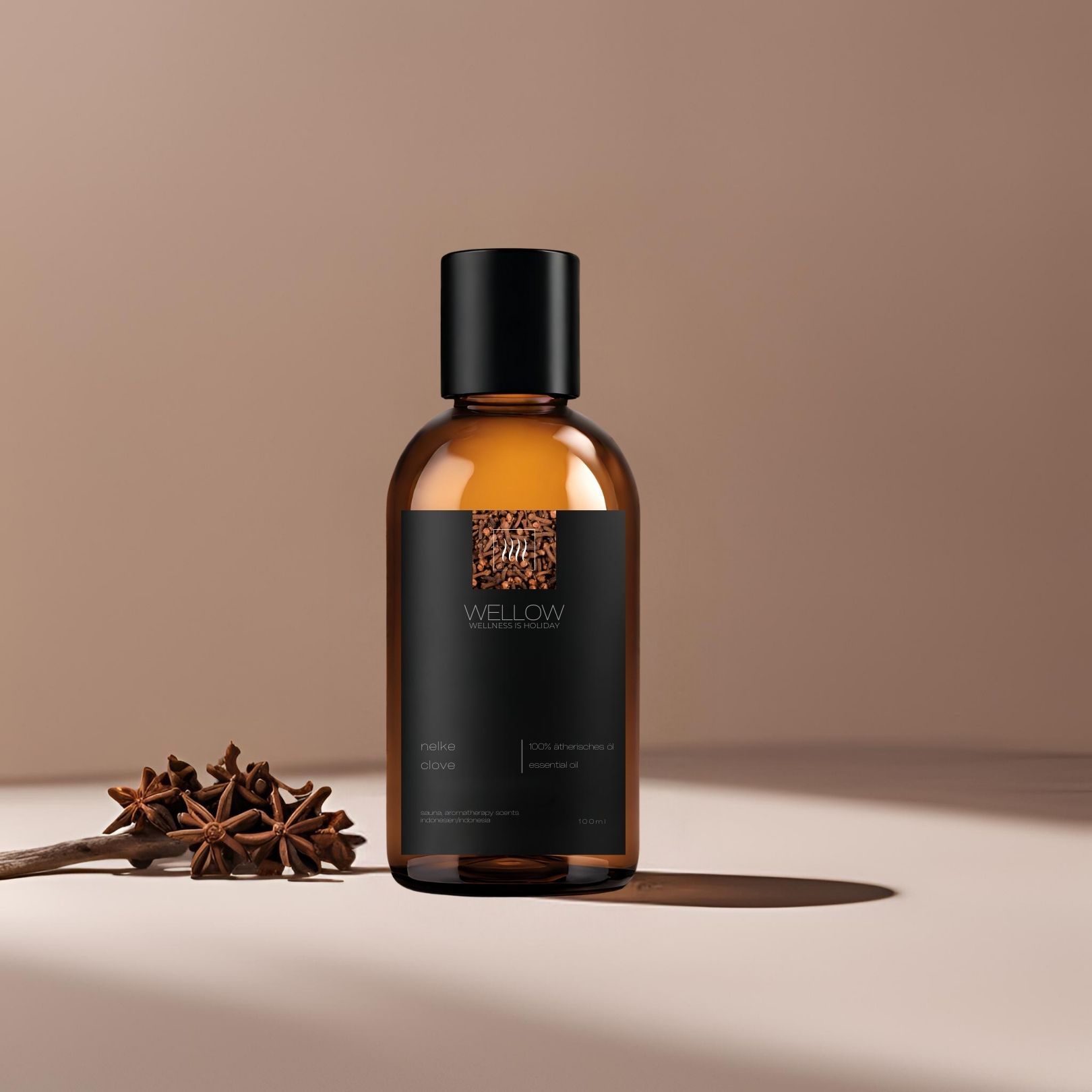 Flacone di vetro marrone con etichetta nera. Accanto, stelle di anice. Scritto: Wellow. Sfondo: marrone chiaro.