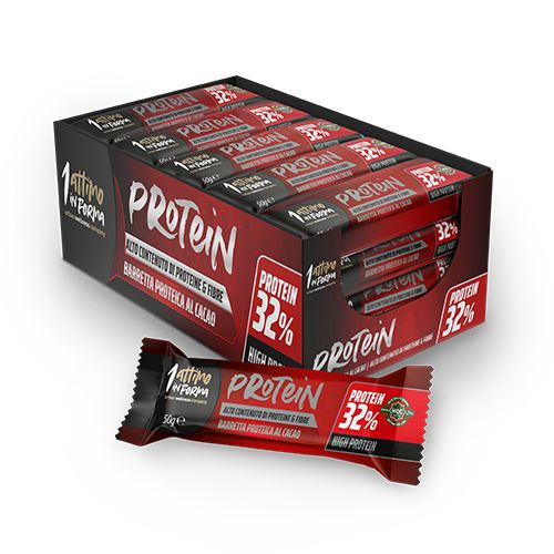 Scatola di barrette proteiche. Confezione rossa con testo: Protein 32%. Una barretta davanti.