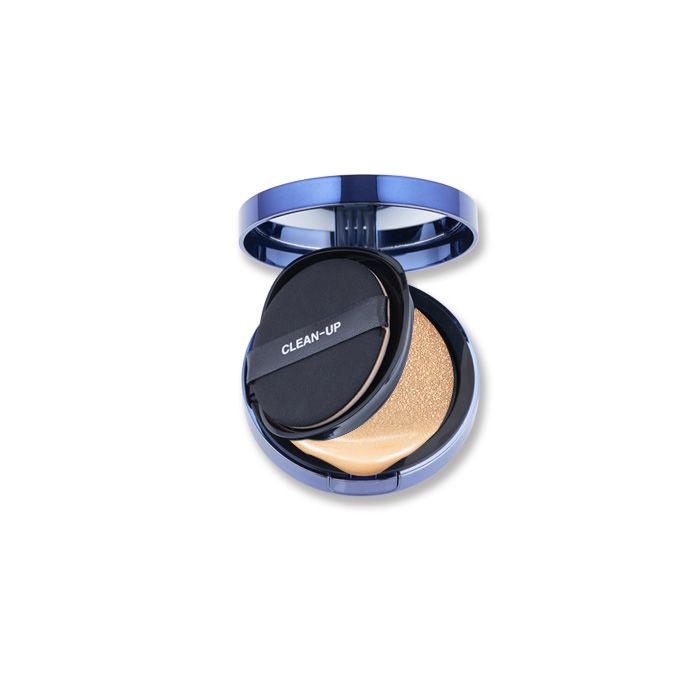 Astuccio cosmetico blu aperto con spugna e prodotto colorato. Applicatore nero con scritta "CLEAN-UP".