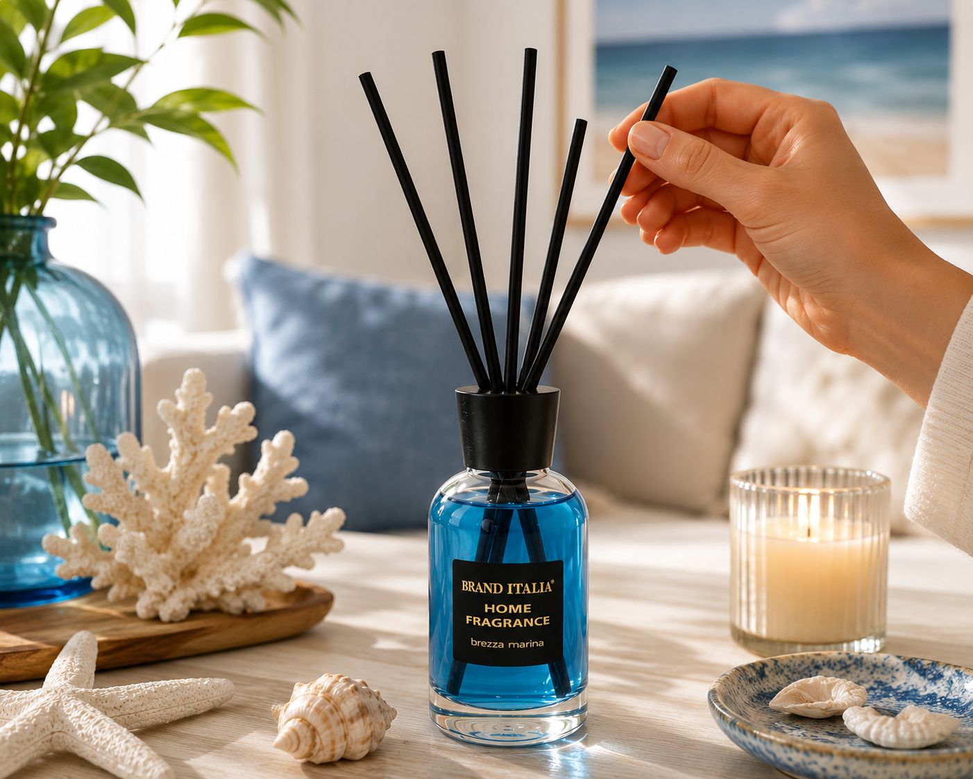Flacone in vetro con liquido blu e bastoncini profumati neri. Etichetta "Brand Italia Home Fragrance".