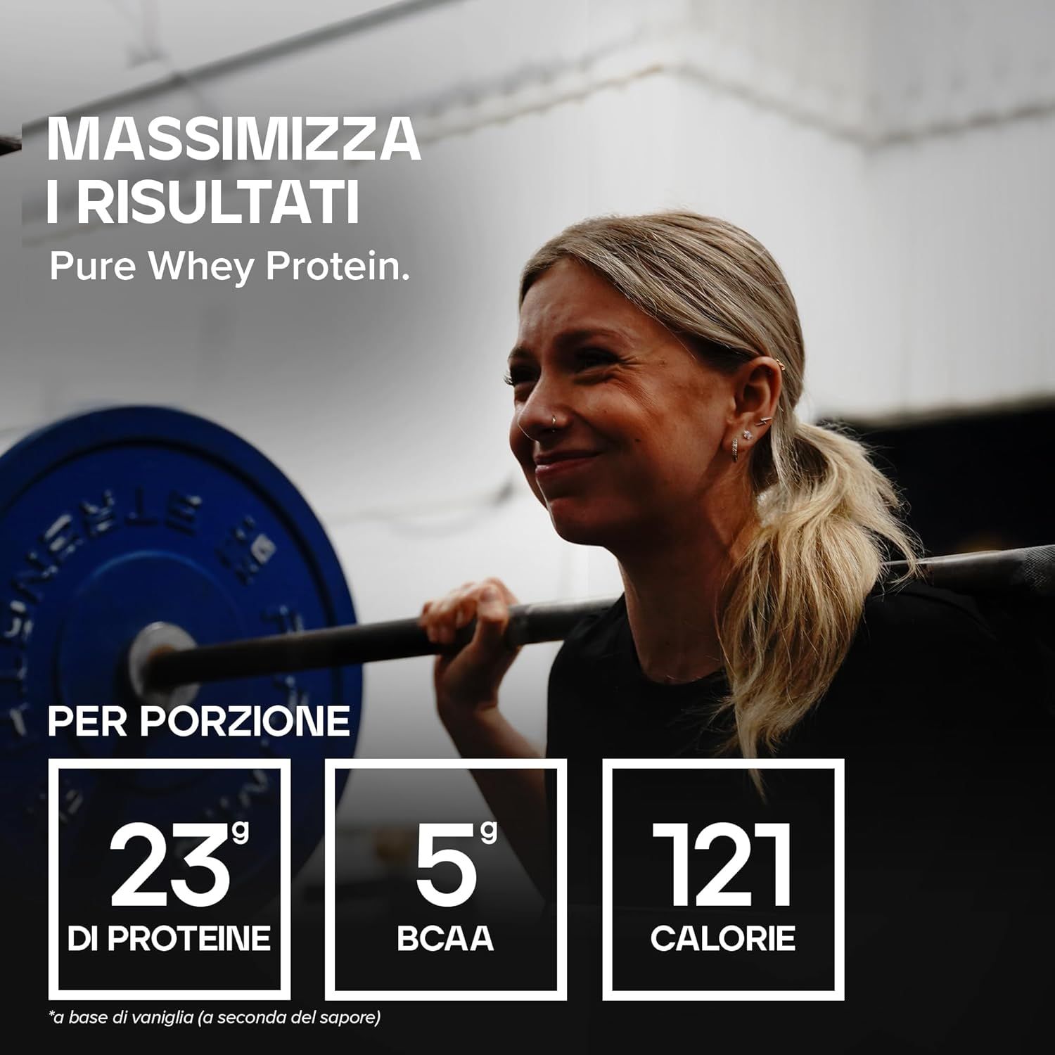 Donna che si allena con bilanciere. Testo: PER PORZIONE, 23g PROTEINE, 5g BCAA, 121 CALORIE.