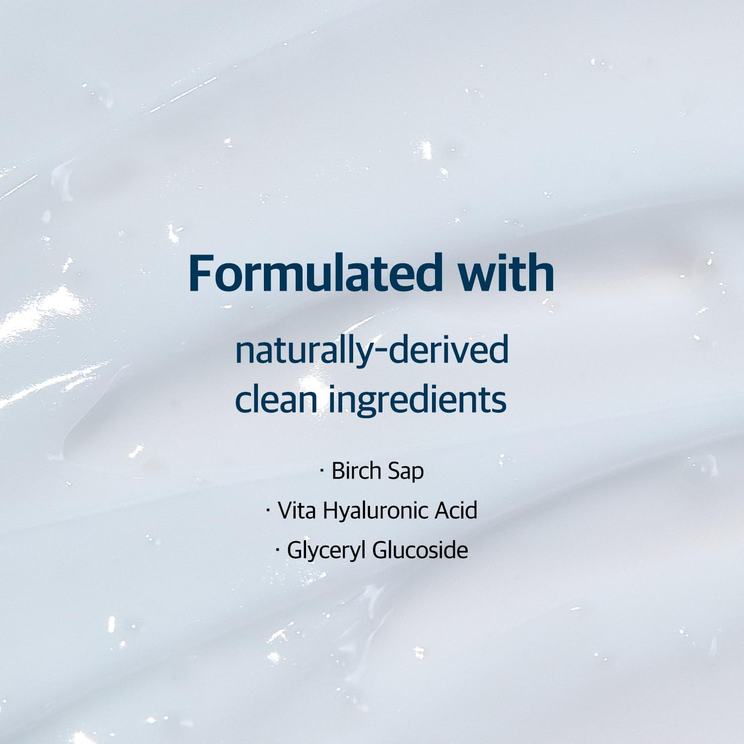 Testo su sfondo bianco. Testo: Formulato con ingredienti puliti di origine naturale. Linfa di betulla, acido ialuronico, ecc.