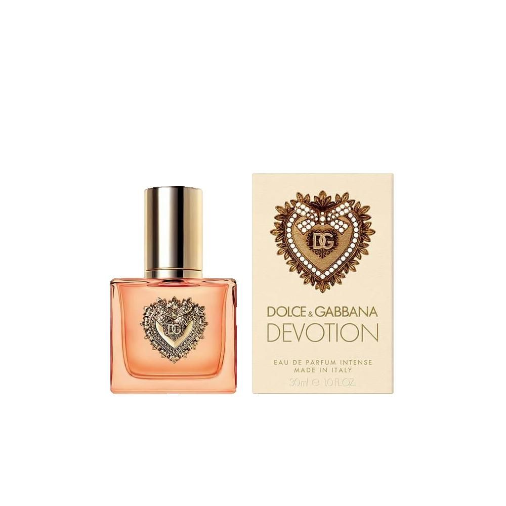 Flacone di profumo e confezione. Flacone quadrato, rosa. Confezione crema con logo cuore e scritta Devotion.