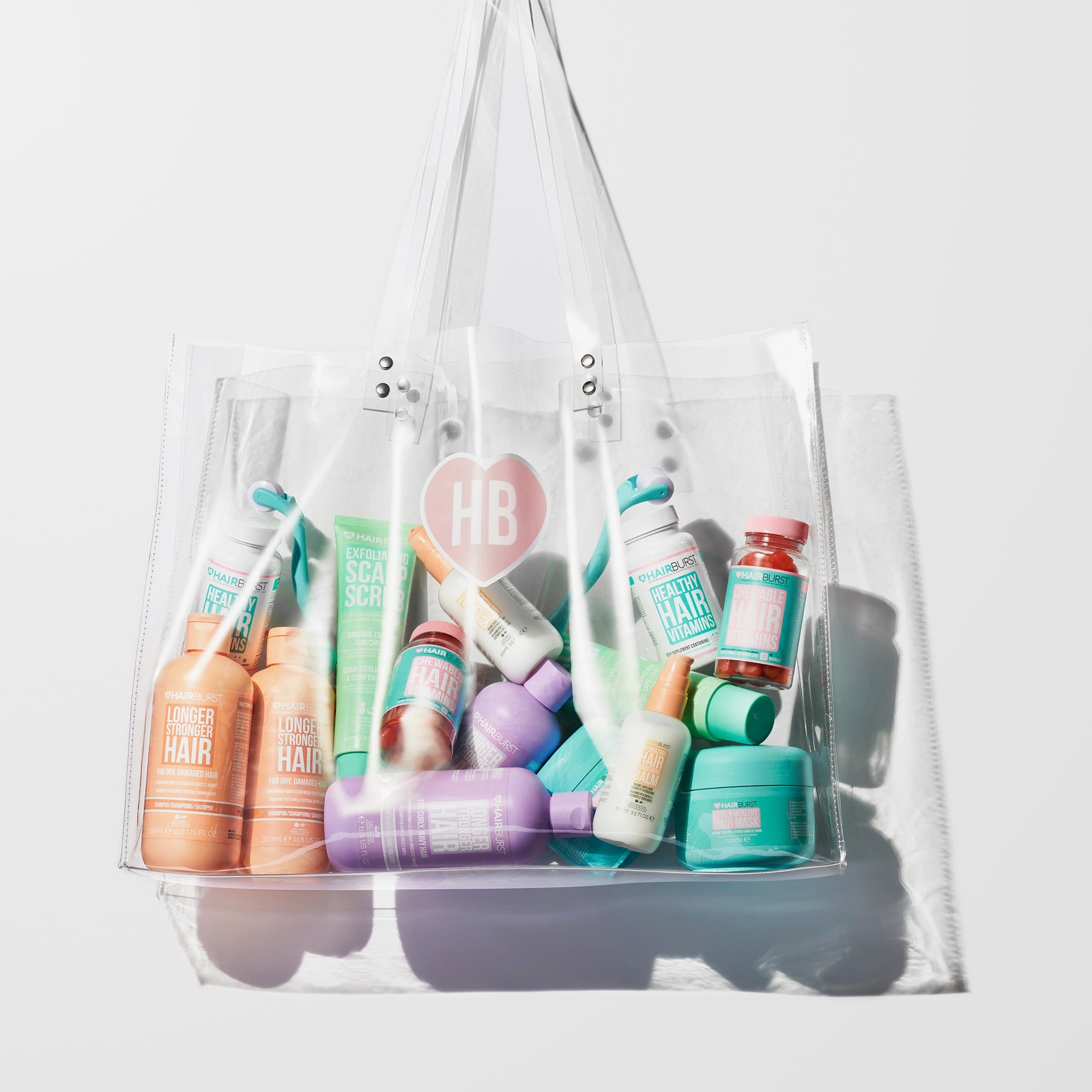 Borsa trasparente con vari prodotti di bellezza. Visibili: bottiglie, tubi, vasetti.