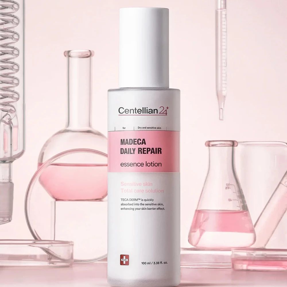 Flacone bianco con etichetta rosa. Scritta: Madeca Daily Repair Essence Lotion. Marchio: Centellian 24. Sfondo: attrezzature di laboratorio.