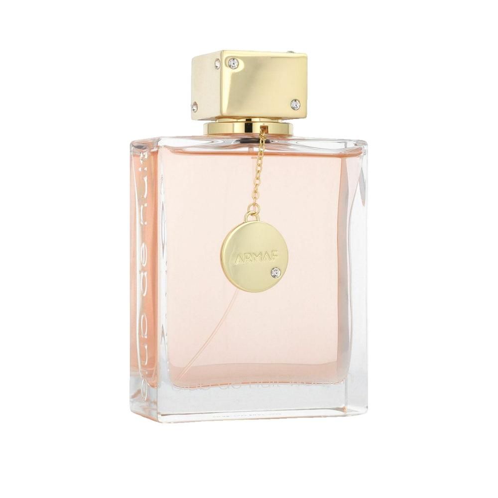 Flacone di profumo rettangolare con tappo dorato. Liquido rosa. Ciondolo con logo e strass.