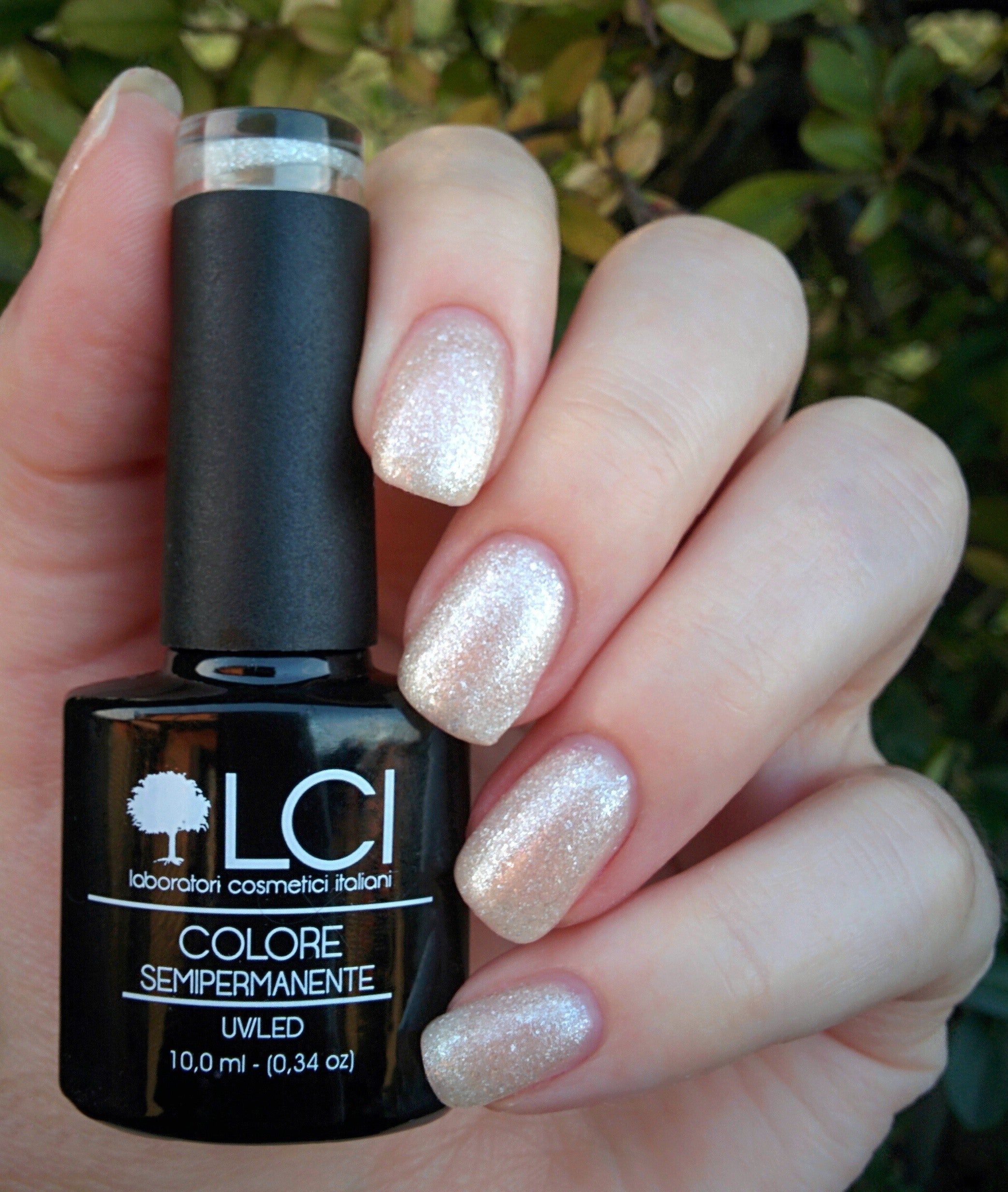 Flacone smalto accanto a unghie smaltate. Logo LCI e nome prodotto. Colore: Argento. UVLED 10,0 ml.