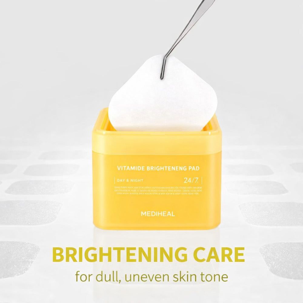 Scatola gialla con pads. Scritta: Vitamide Brightening Pad. Un pad viene prelevato con una pinzetta. Testo: Brightening Care.