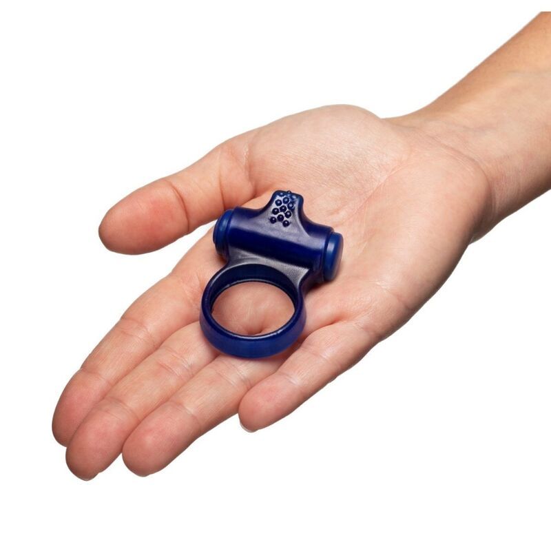 Anello vibrante blu in una mano. Mostra le dimensioni e il design dell'anello.