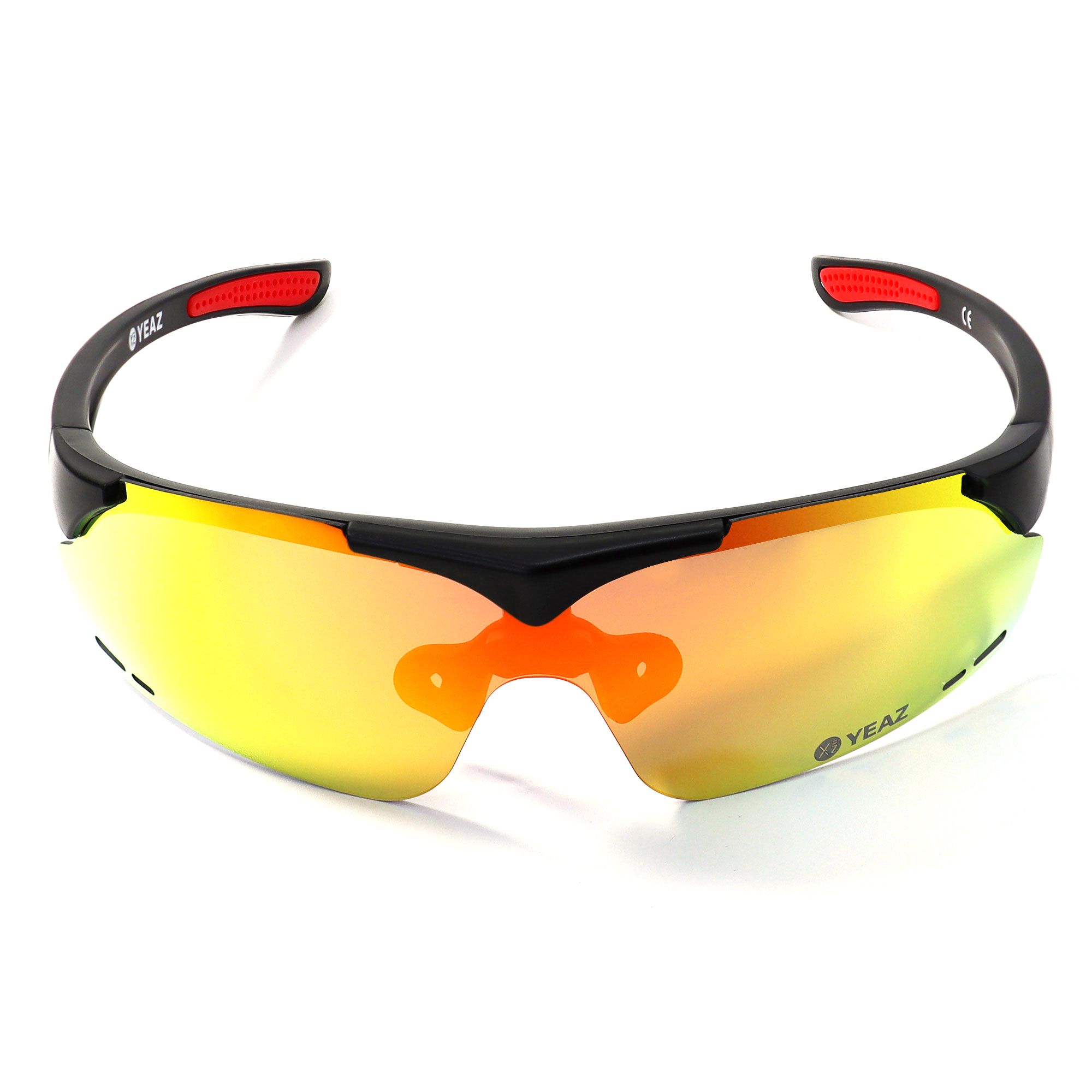 Occhiali da sole sportivi con aste nere, naselli rossi e lenti a specchio giallo-arancio.