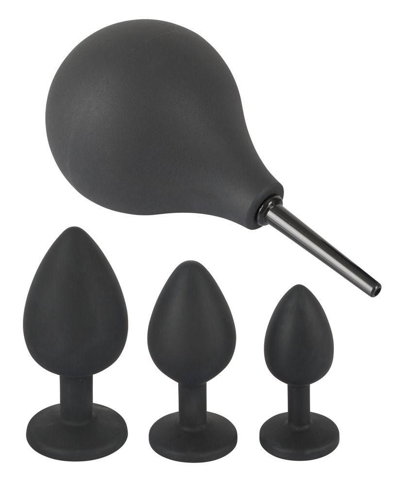 Tre plug anali neri di diverse dimensioni e un irrigatore nero. Tutti in silicone.