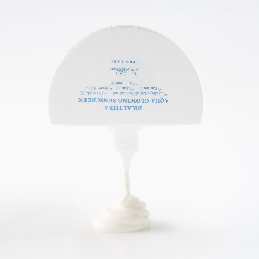 La crema solare viene spremuta da un tubo bianco. Il nome del prodotto e gli ingredienti sono stampati.