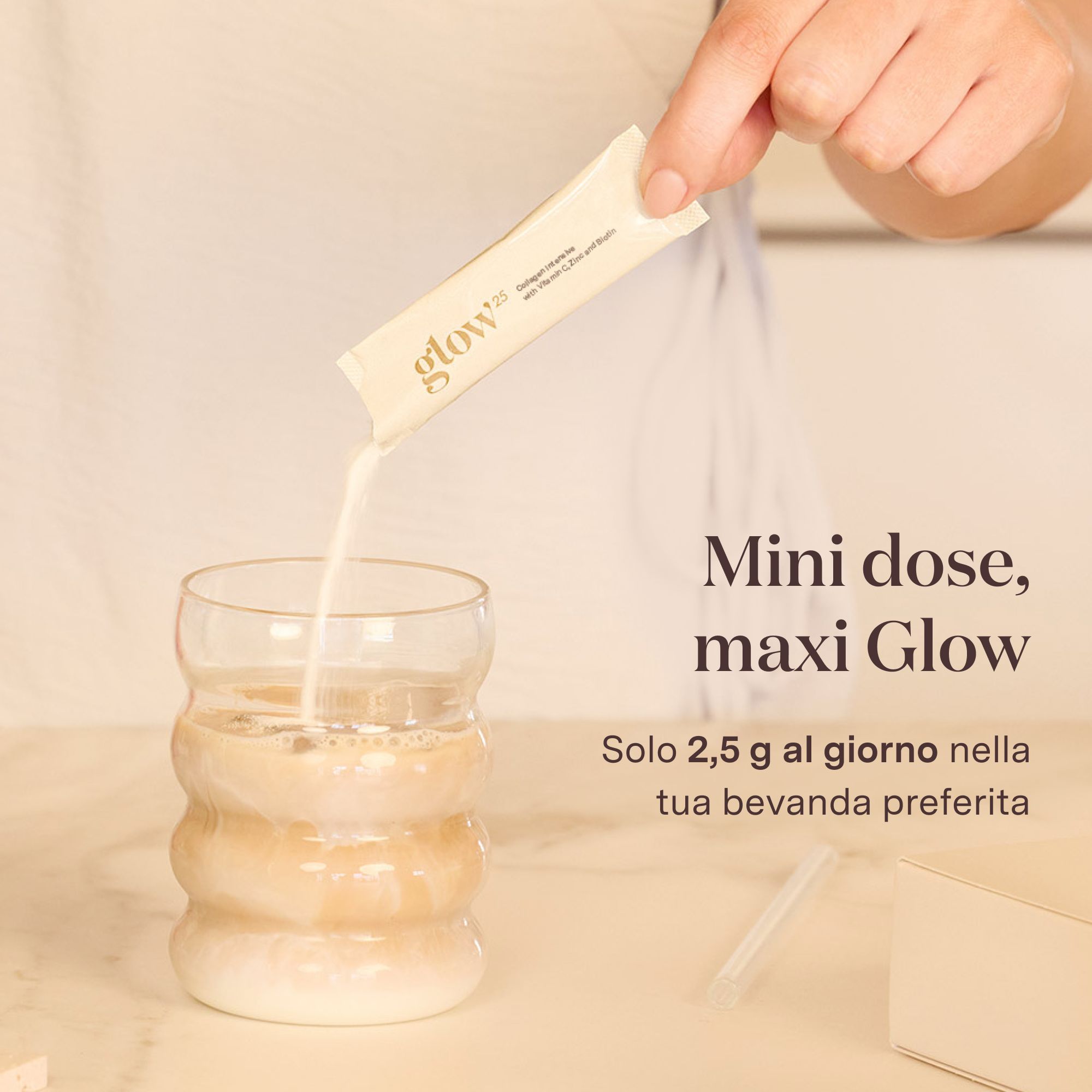 Una mano versa la polvere Glow25 Collagen Intensive in un bicchiere.