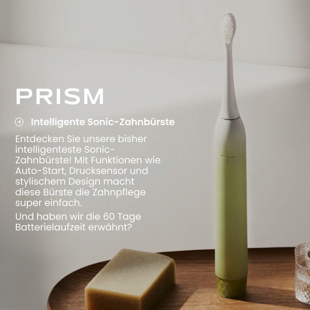 Spazzolino elettrico sonico verde Be Lucent Prism su un vassoio di legno accanto al sapone.