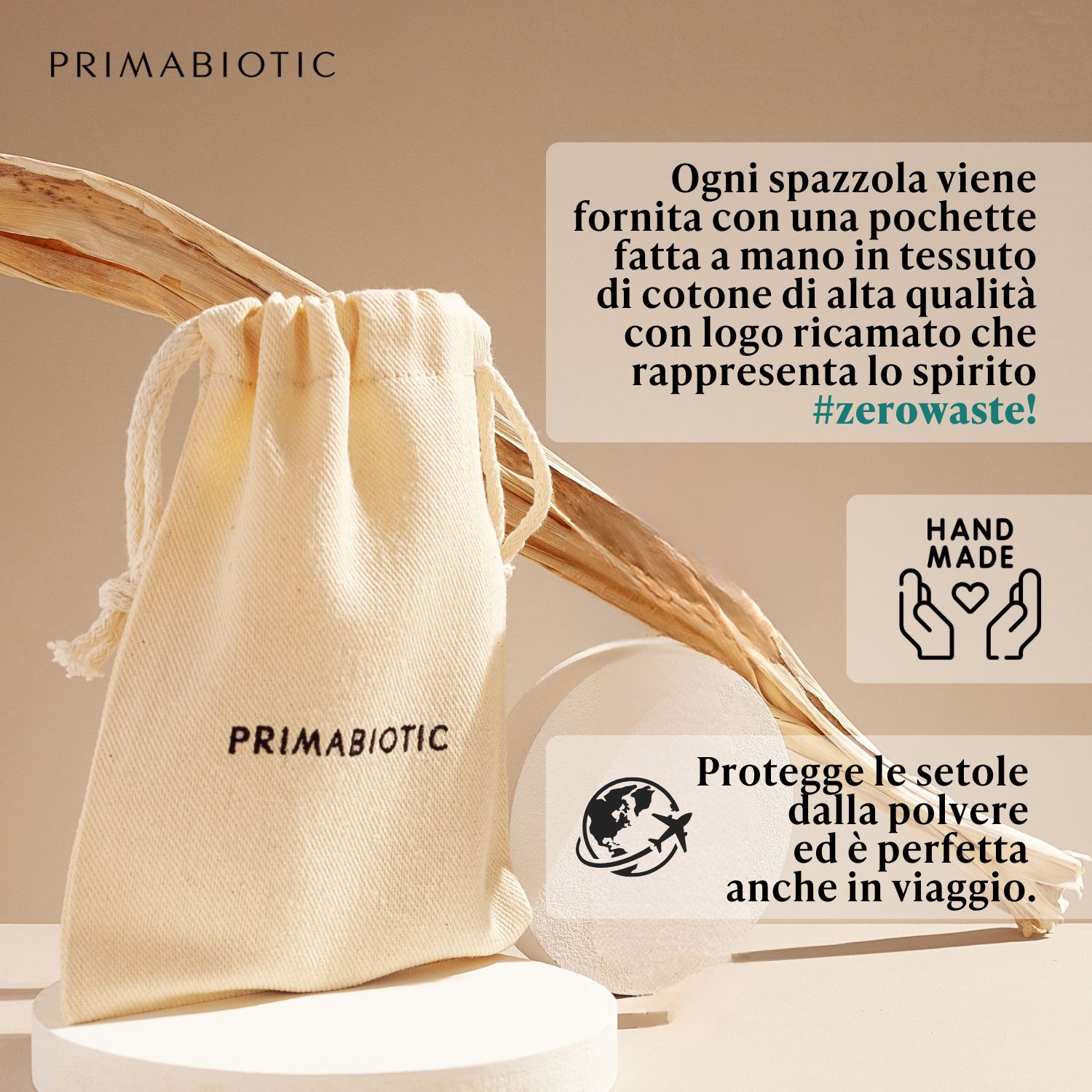 Spazzola per massaggio viso con manico in legno e setole, accanto a un sacchetto. PRIMABIOTIC sul sacchetto. Testo: Ogni spazzola è confezionata in un sacchetto di cotone.