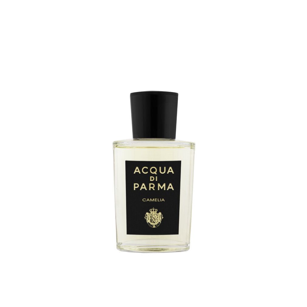 Flacone di profumo con tappo nero. Etichetta nera con scritta dorata: Acqua di Parma, Camelia. Sotto, uno stemma dorato.
