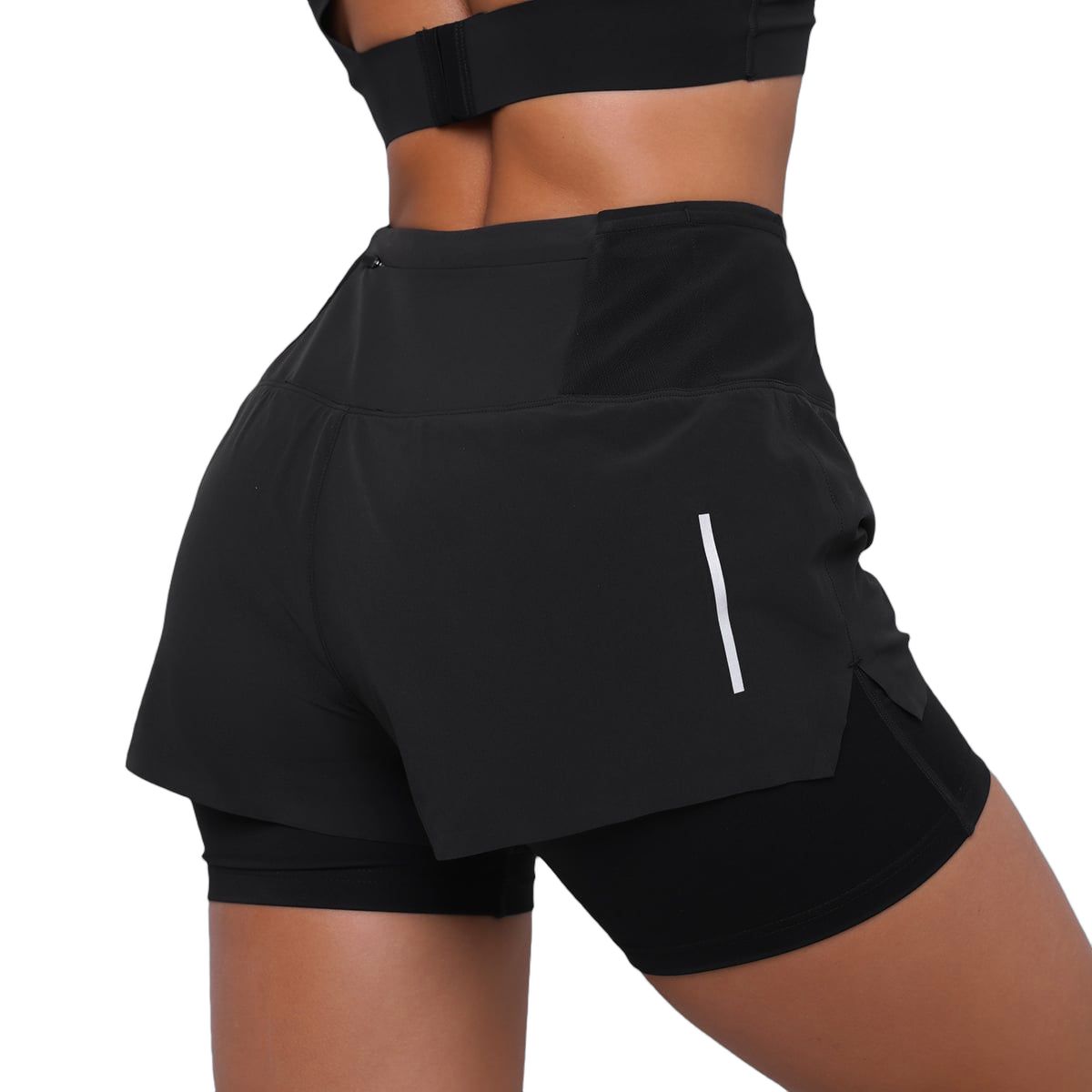 Dettaglio dei pantaloncini neri 2-in-1 da donna, vita con leggings integrati.