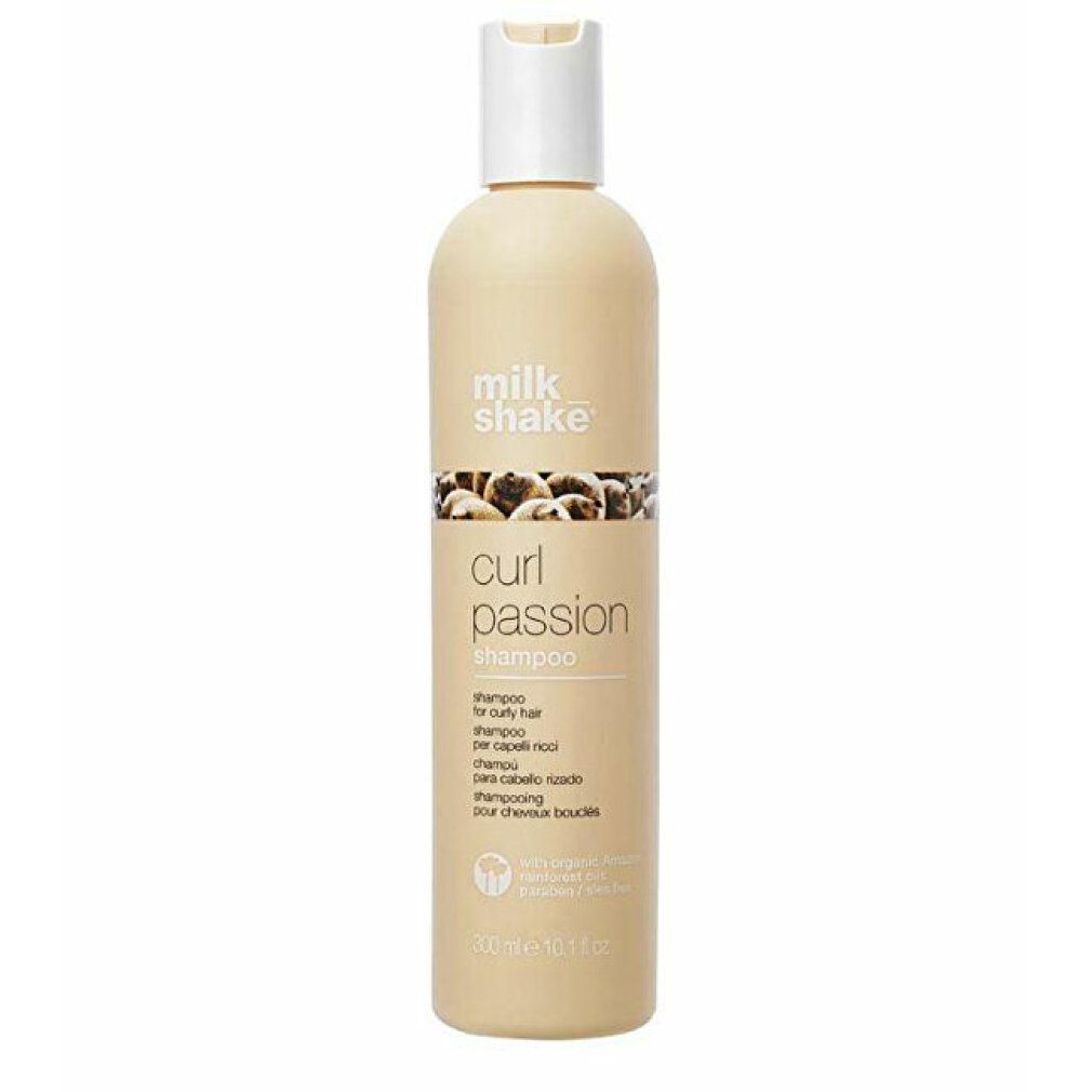 Flacone di shampoo beige, tappo bianco. Scritta: Milk Shake, Curl Passion. Per capelli ricci. Indicazioni multilingue.