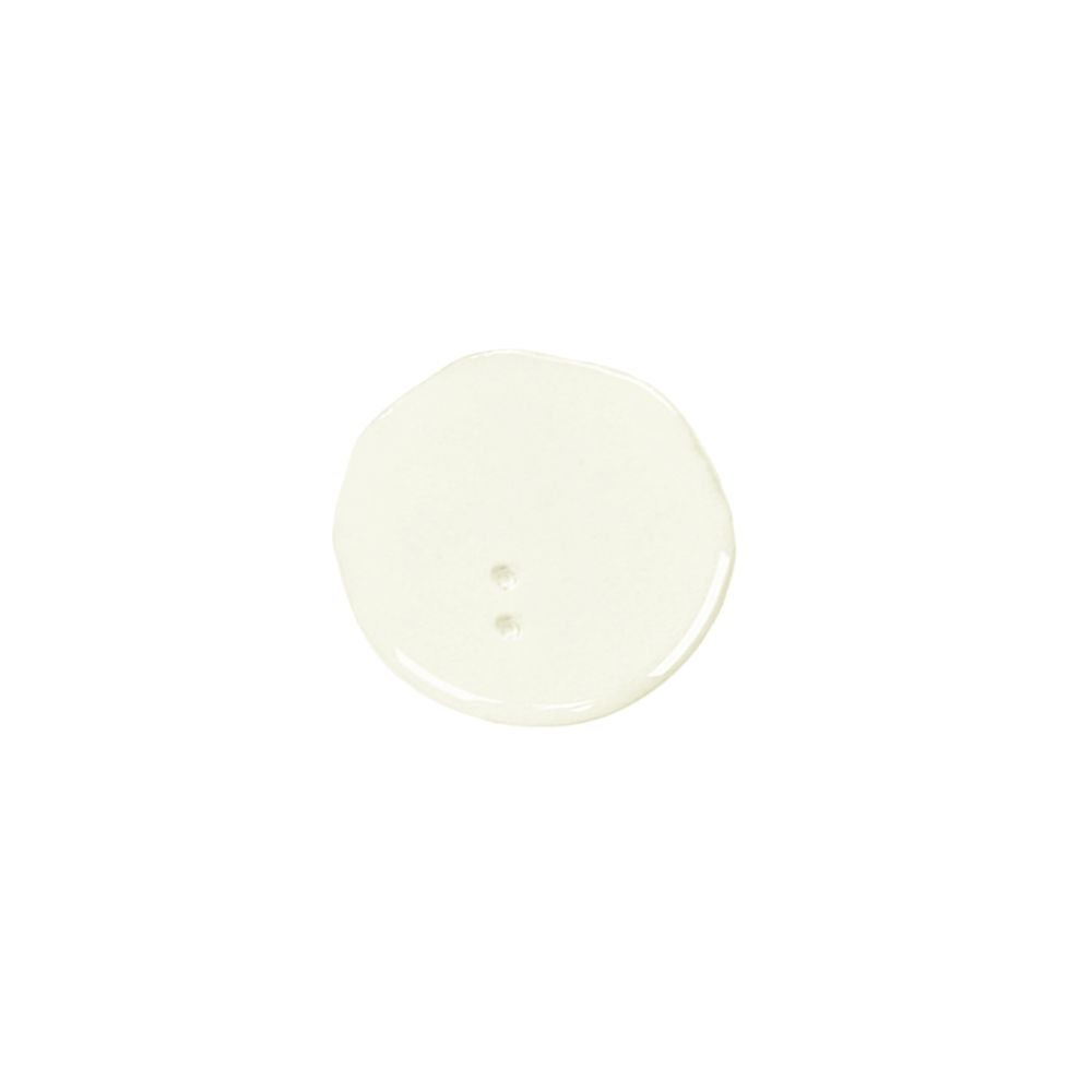 Macchia circolare di Gentle Black Fresh Cleansing Oil su sfondo bianco. Due piccole bolle nell'olio.