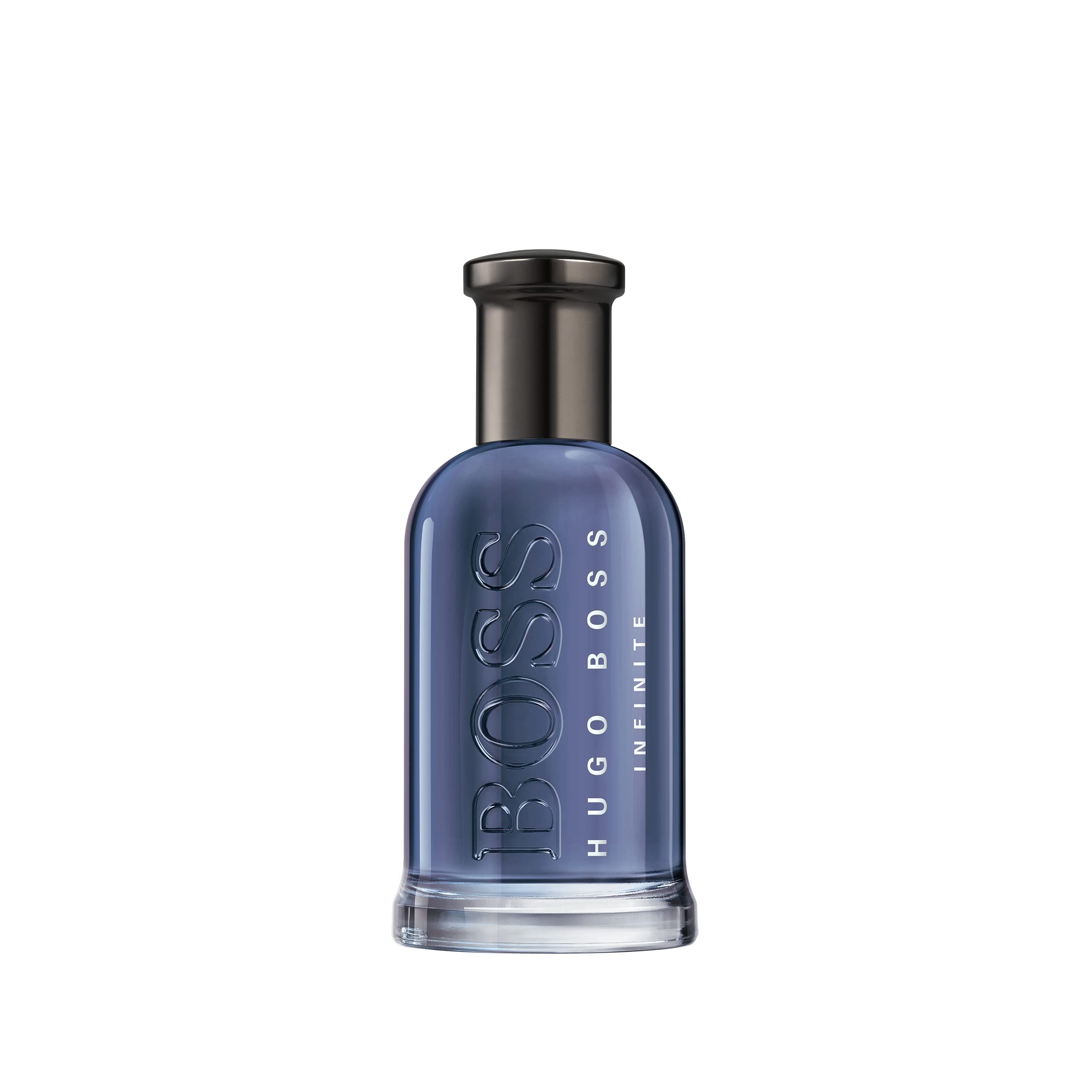 Flacone di profumo blu con tappo nero. Logo BOSS e scritta HUGO BOSS INFINITE. Base in vetro trasparente.