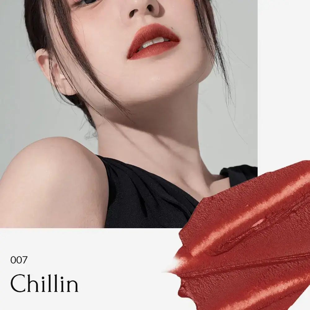 Labbra con rossetto colorato. In basso a destra: campione di colore 007 Chillin. Testo: 007 Chillin.