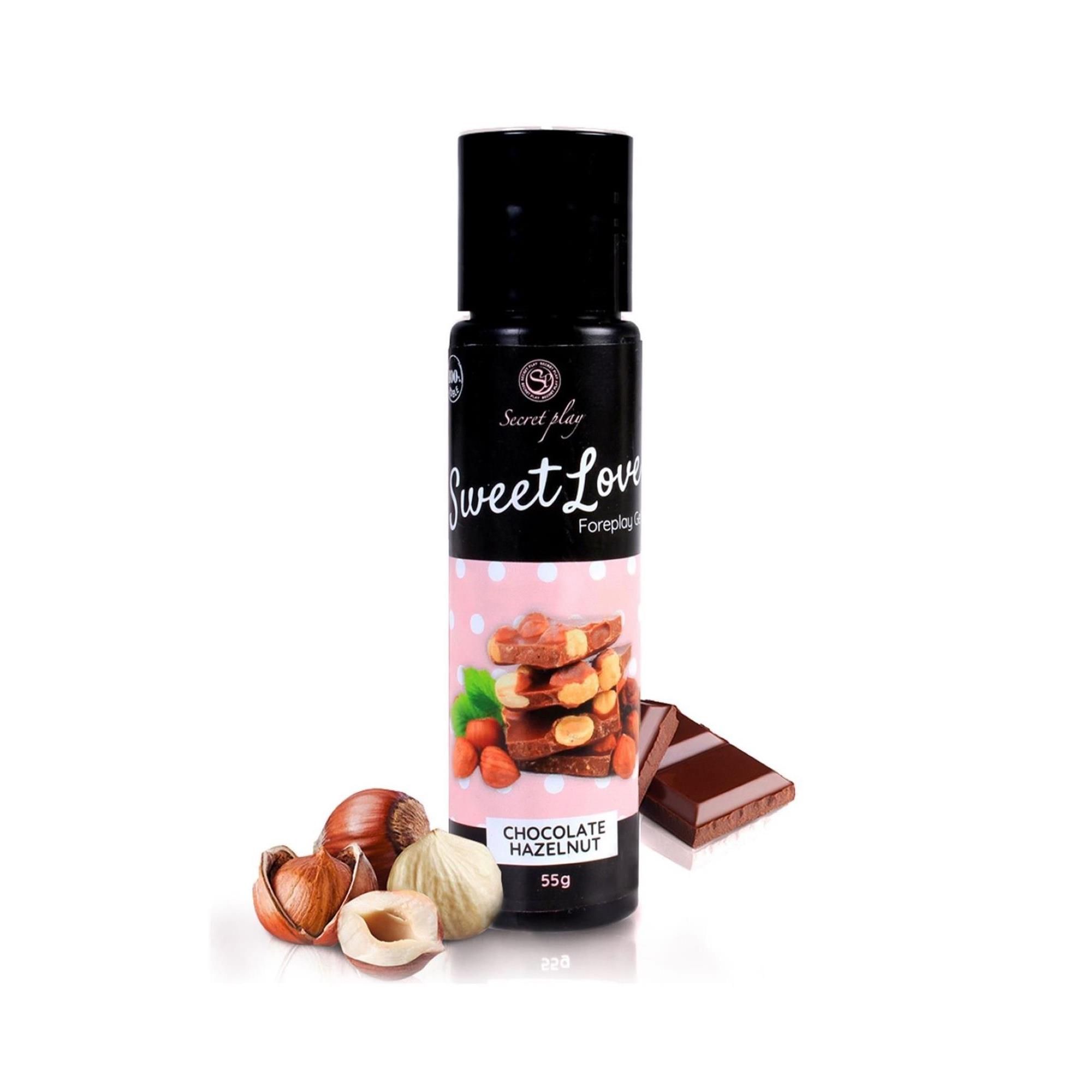 Flacone nero con etichetta rosa. Scritta: Sweet Love, Chocolate Hazelnut. Immagine di cioccolato e nocciole.