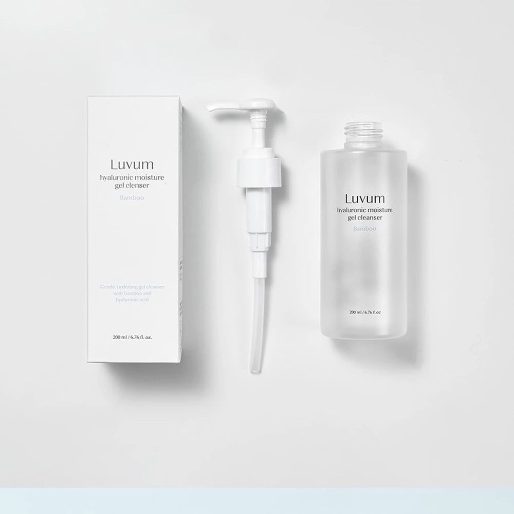 Confezione del prodotto con flacone e pompa. Sulla confezione e sul flacone si legge "Luvum Hyaluronic moisture gel cleanser".