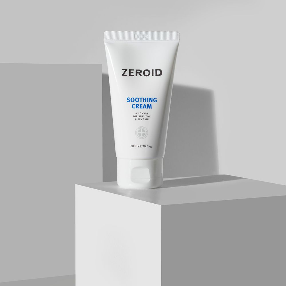 Tubo bianco ZEROID Soothing Cream su piedistallo bianco. Scritta blu. Per pelli sensibili.