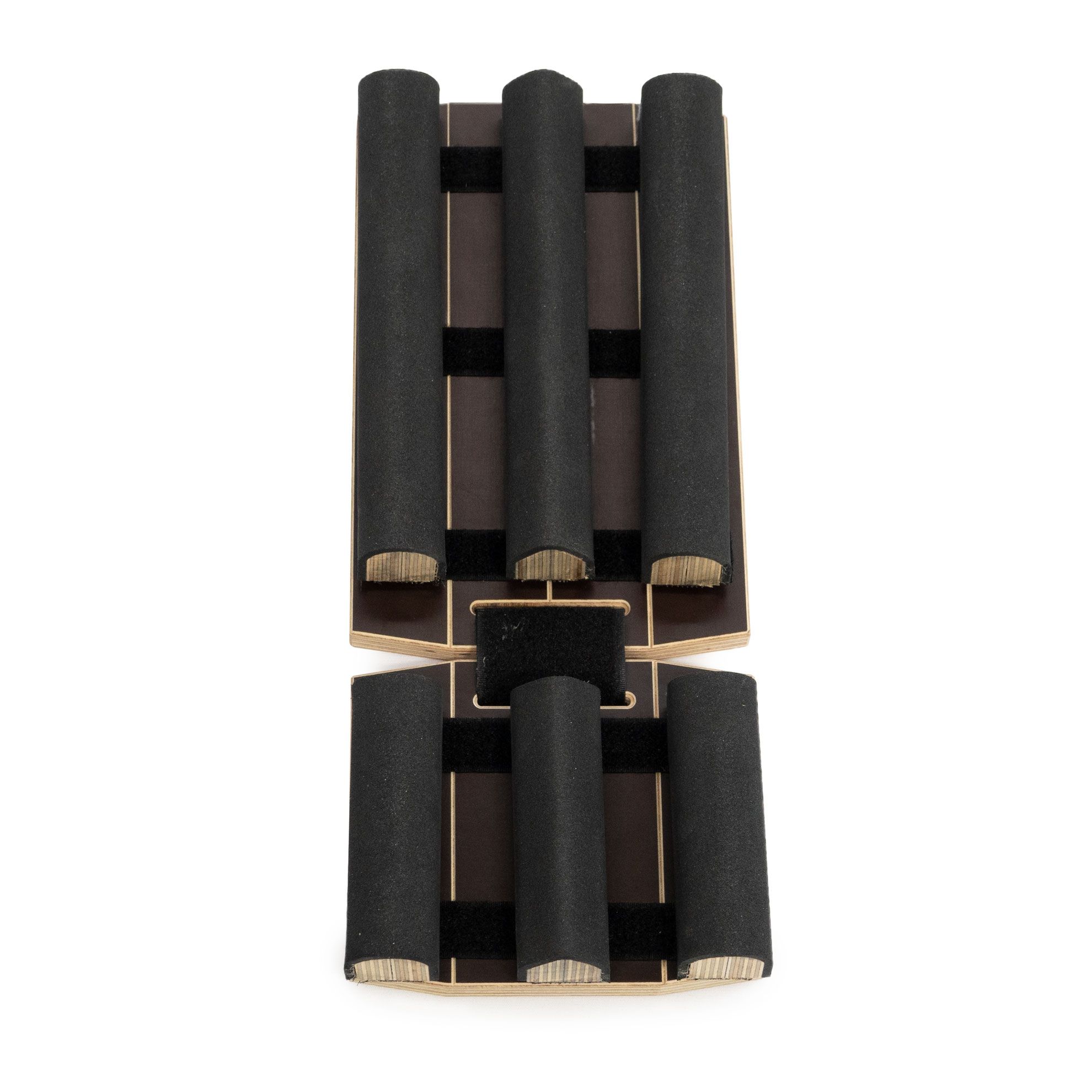 Base marrone con rulli neri e chiusure in velcro. Bordi color legno. Prodotto "Flyankle".