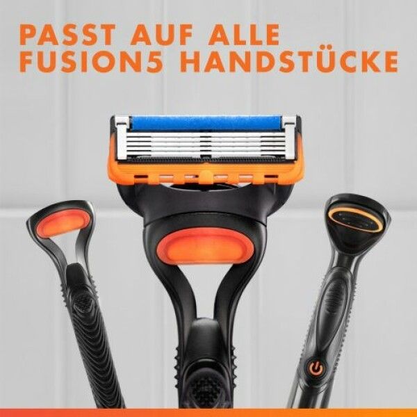 Tre rasoi con lame Gillette Fusion5. Il rasoio centrale mostra le lame. Scritta: Si adatta a tutti i manici Fusion5.