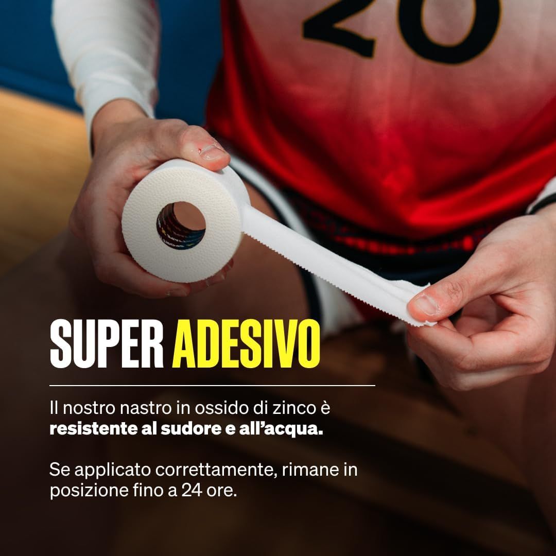 Una persona srotola nastro bianco di ossido di zinco. Forte adesione e resistente all'acqua.