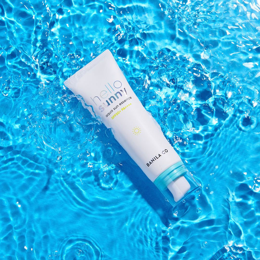 BANILA CO Hello Sunny Aqua Sun Essence SPF50+ PA++++ nell'acqua.