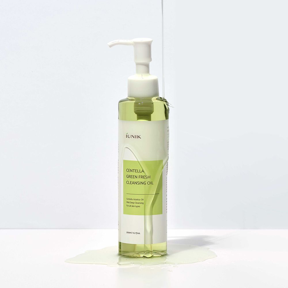Olio detergente iUNIK Centella Green Fresh con olio versato su sfondo bianco.