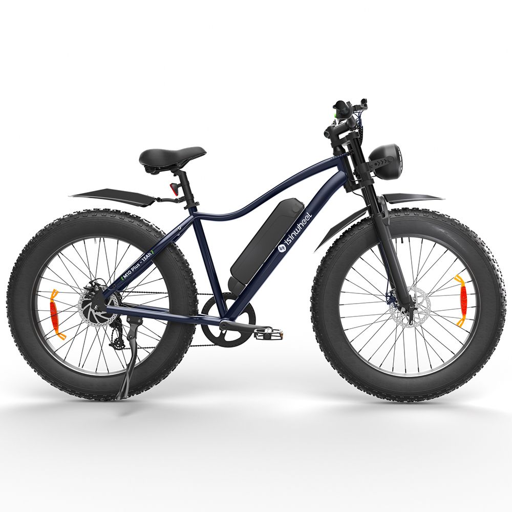 E-bike blu con pneumatici larghi, parafanghi e faro. Batteria sul telaio. Sfondo bianco.