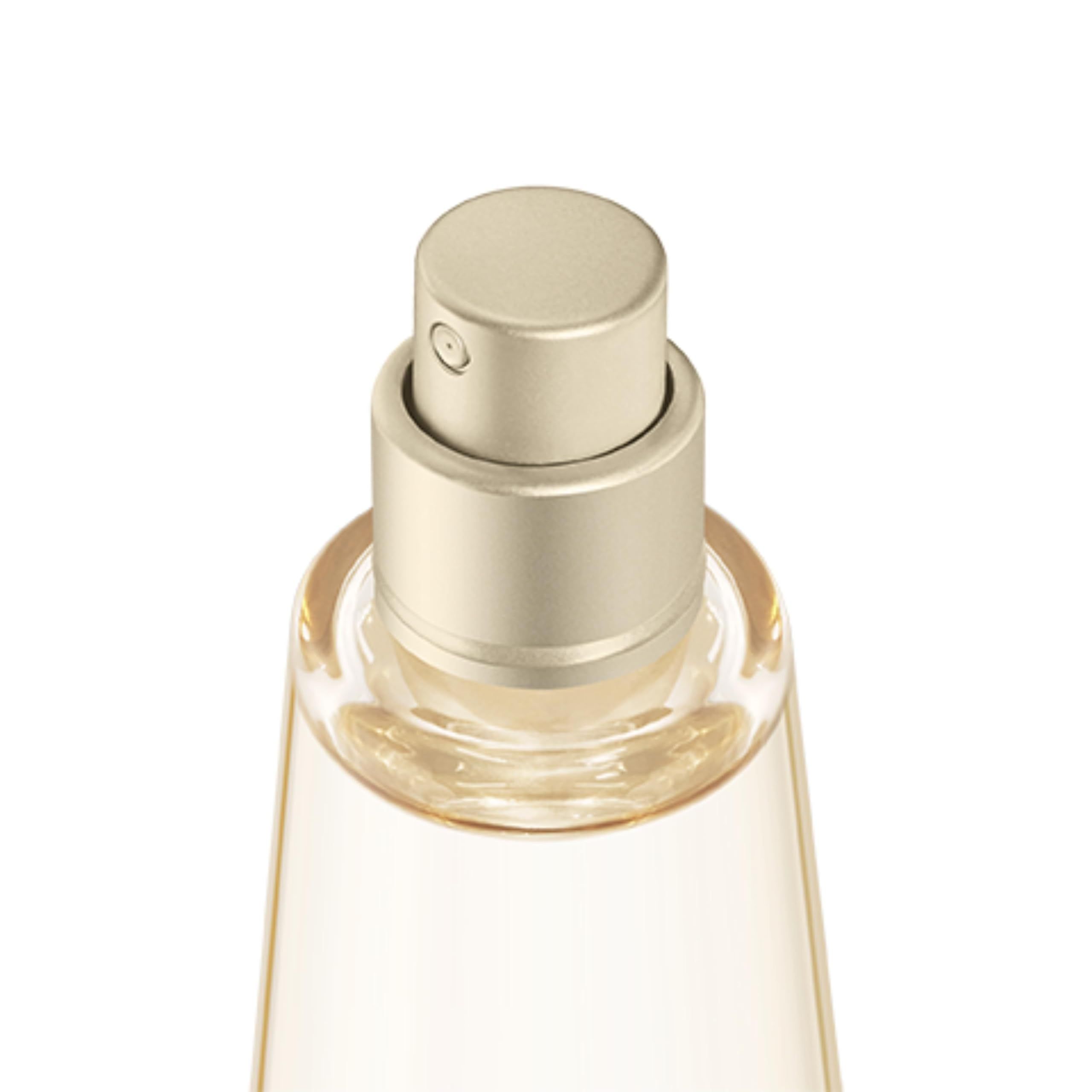 Primo piano della testa di spruzzo di un flacone di profumo. Colore oro.