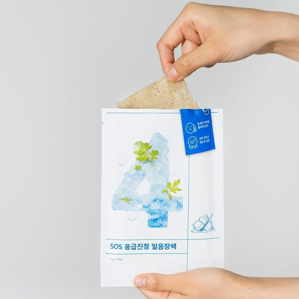 Mani che aprono una confezione bianca. Sulla confezione, il numero 4 fatto di cubetti di ghiaccio ed erbe. Cartoncino blu con pittogrammi.