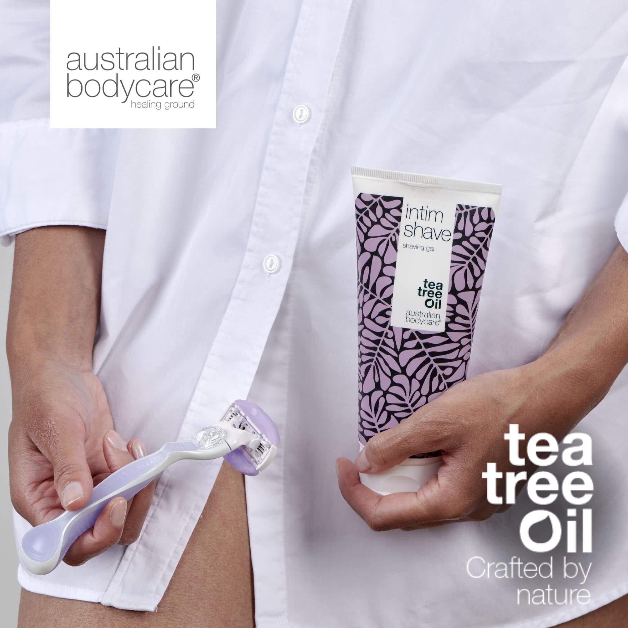 Persona che tiene rasoio e gel Intim-Shave. Marchio: Australian Bodycare. Design bianco-viola, motivo a foglie.