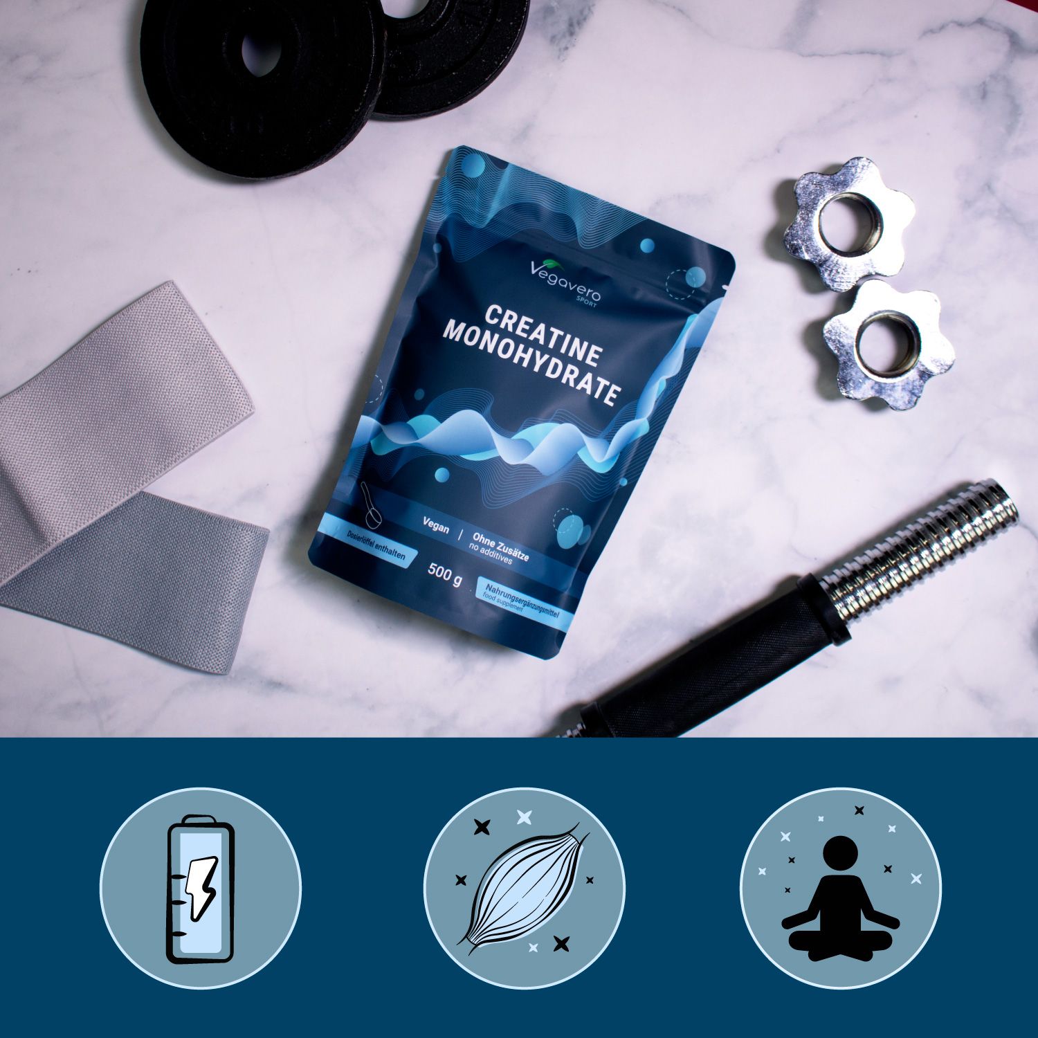Busta di creatina monoidrato su marmo bianco. Marca Vegavaro. 500g. Con accessori fitness e icone.