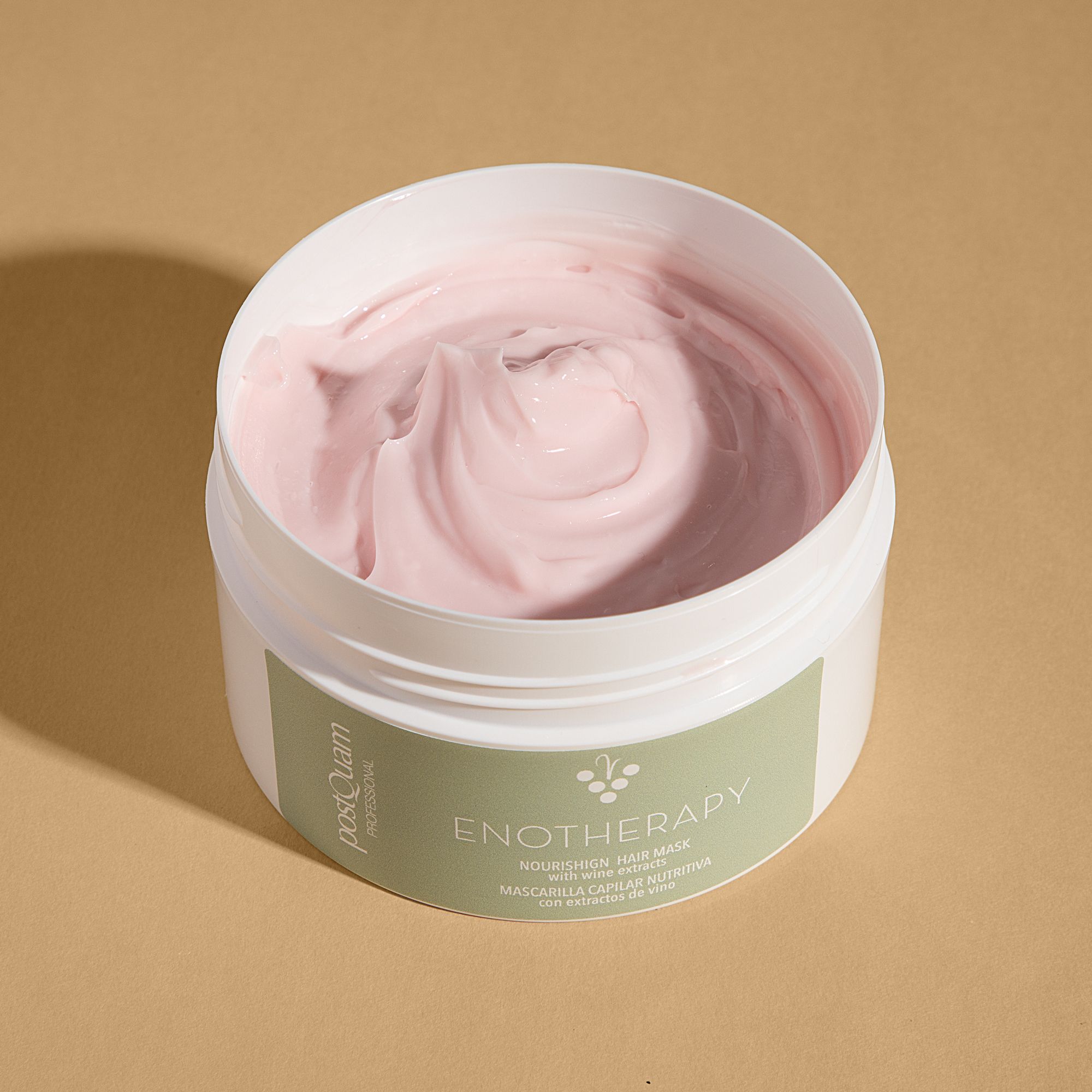 Vasetto bianco aperto con maschera per capelli rosa. Scritta: Postquam, Enotherapy, Nourishing Hair Mask.