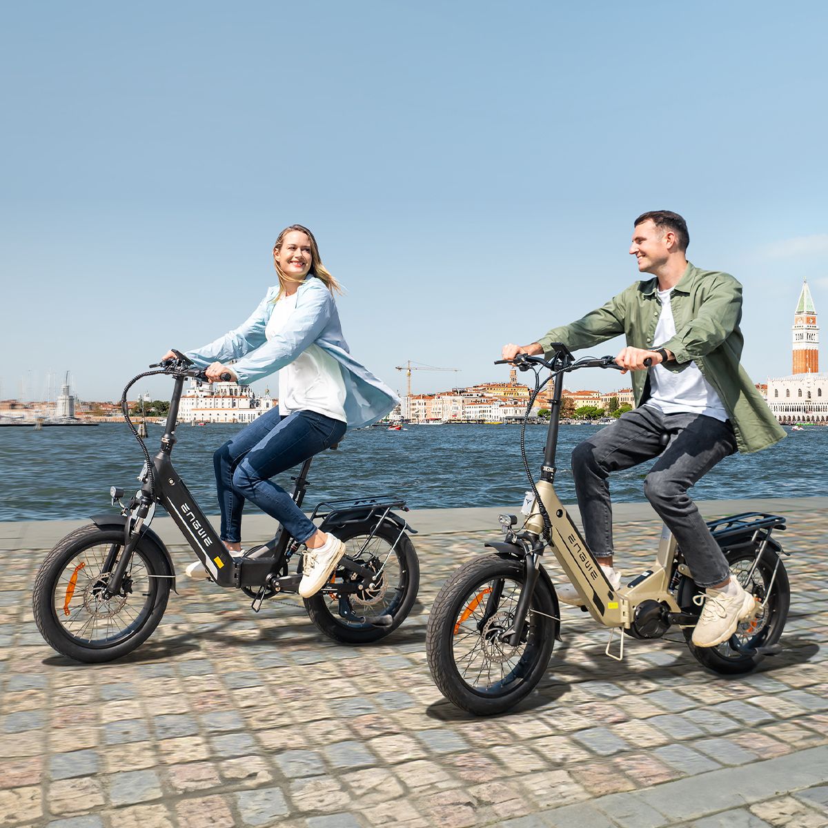 Due persone in bicicletta su e-bike. Una su una ENGWE L20 3.0 Pro nera, l'altra beige.