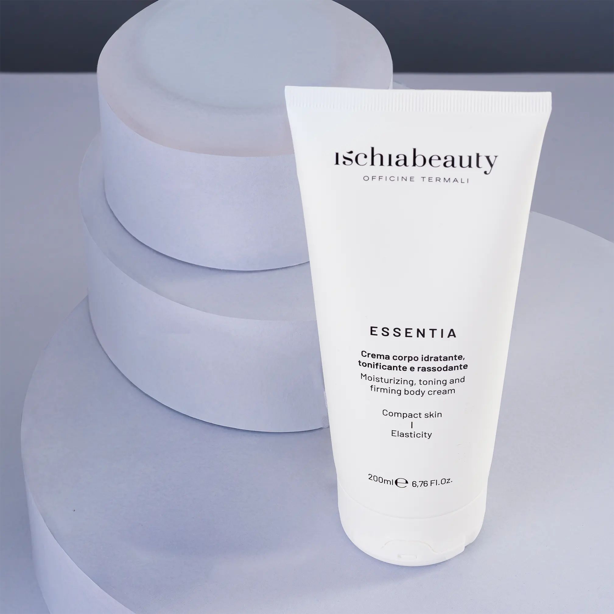 Tubo bianco con testo. Scritto: ischiabeauty, Essentia, Crema corpo idratante, tonificante e rassodante. 200ml.
