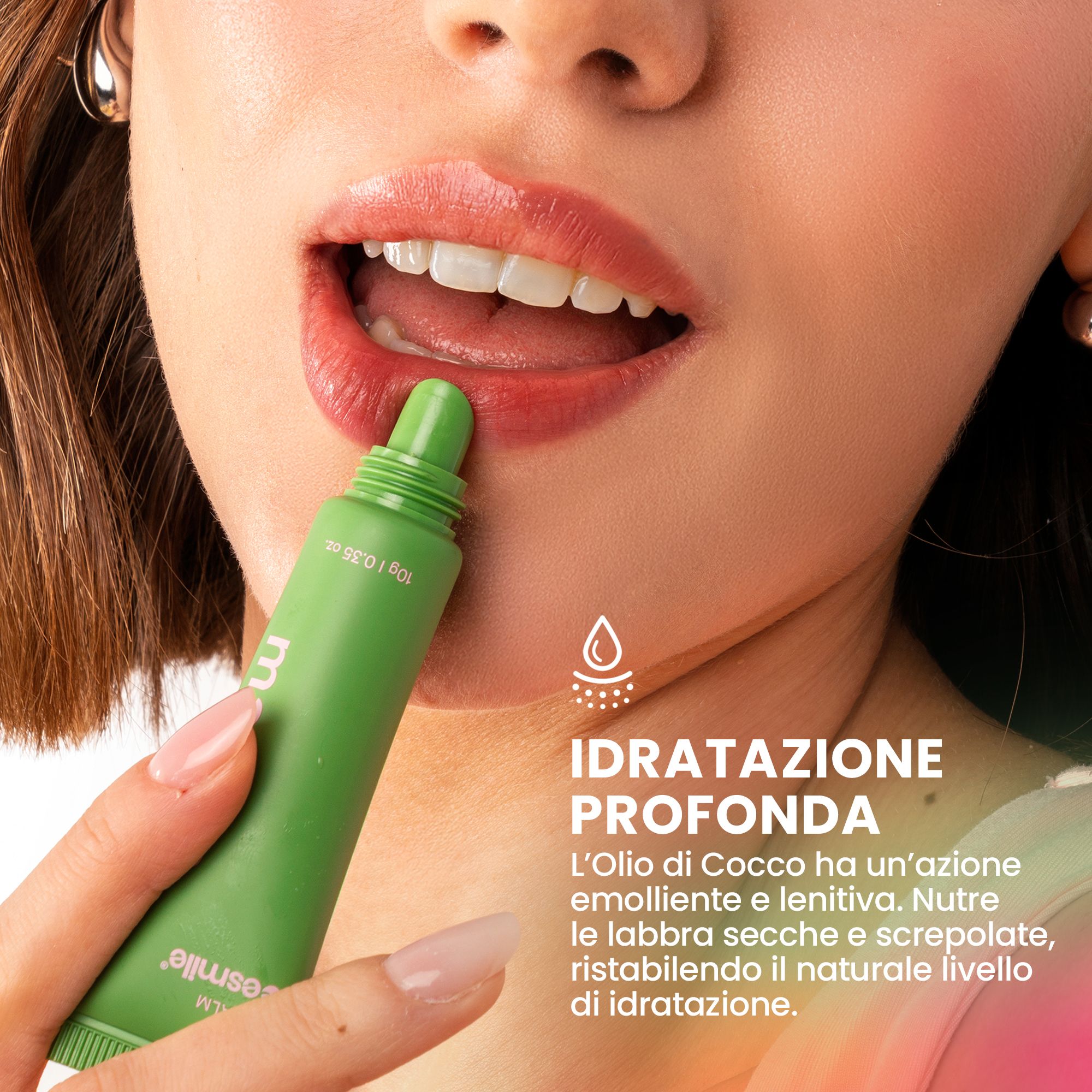 Tubo di balsamo labbra verde applicato sulle labbra. Testo: « Idratazione Profonda » (idratazione profonda).