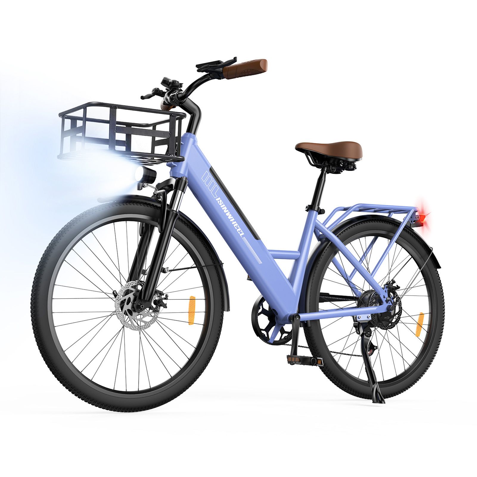 E-bike azzurra con cestino, sella e manopole marroni. Pneumatici e parafanghi neri. Faro anteriore acceso.