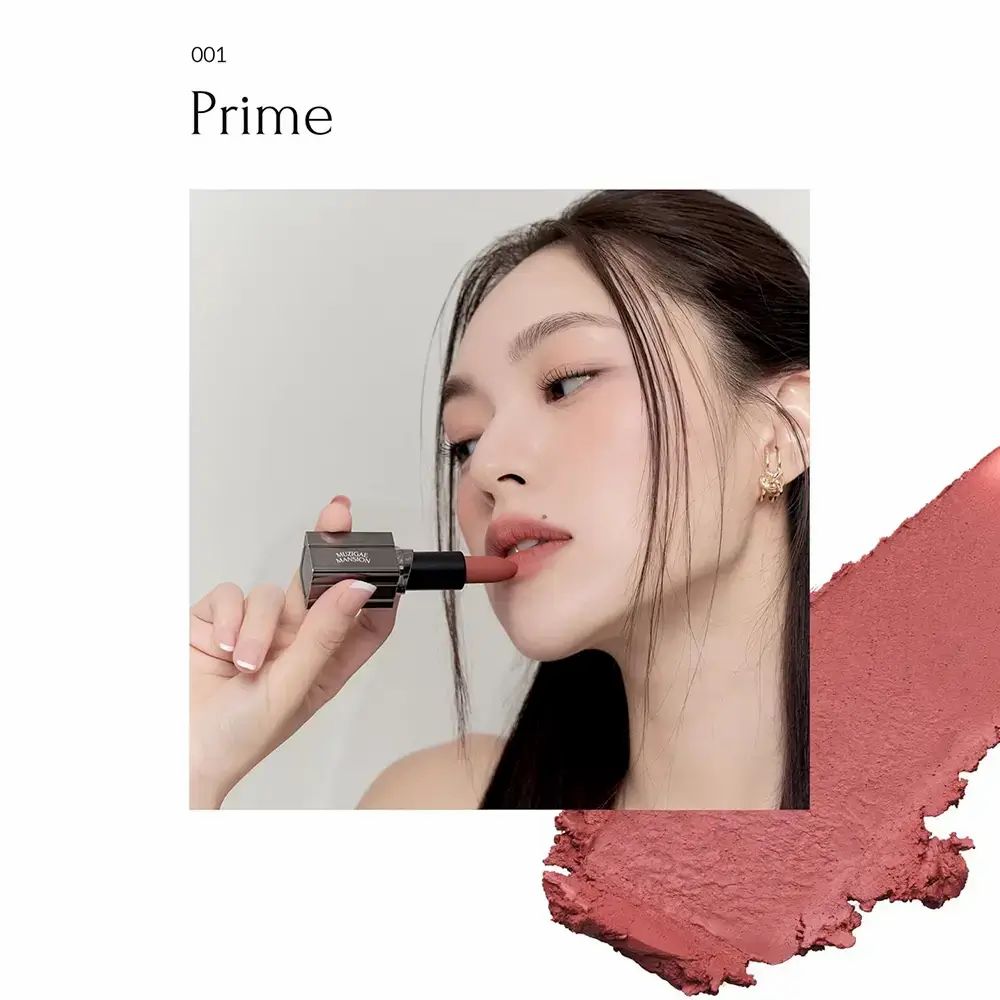 Rossetto in mano a una persona. Nome prodotto: MUZIGAE MANSION. Colore: 001 Prime. Accanto, un campione di colore.