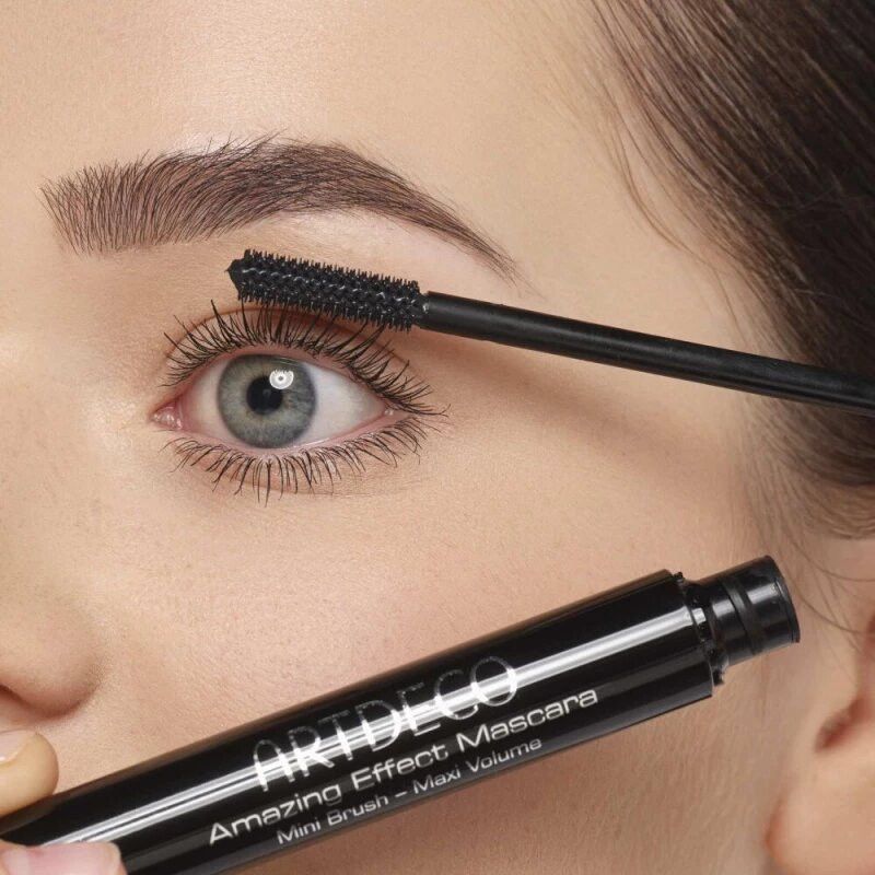 Primo piano dell'applicatore ARTDECO Amazing Effect Mascara.