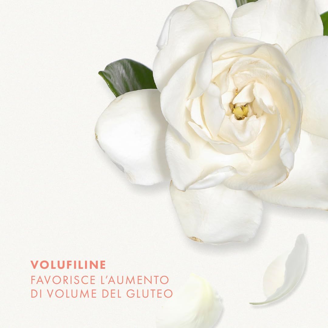 Primo piano di un fiore bianco con testo: VOLUFILINE, FAVORISCE L'AUMENTO DI VOLUME DEL GLUTEO.