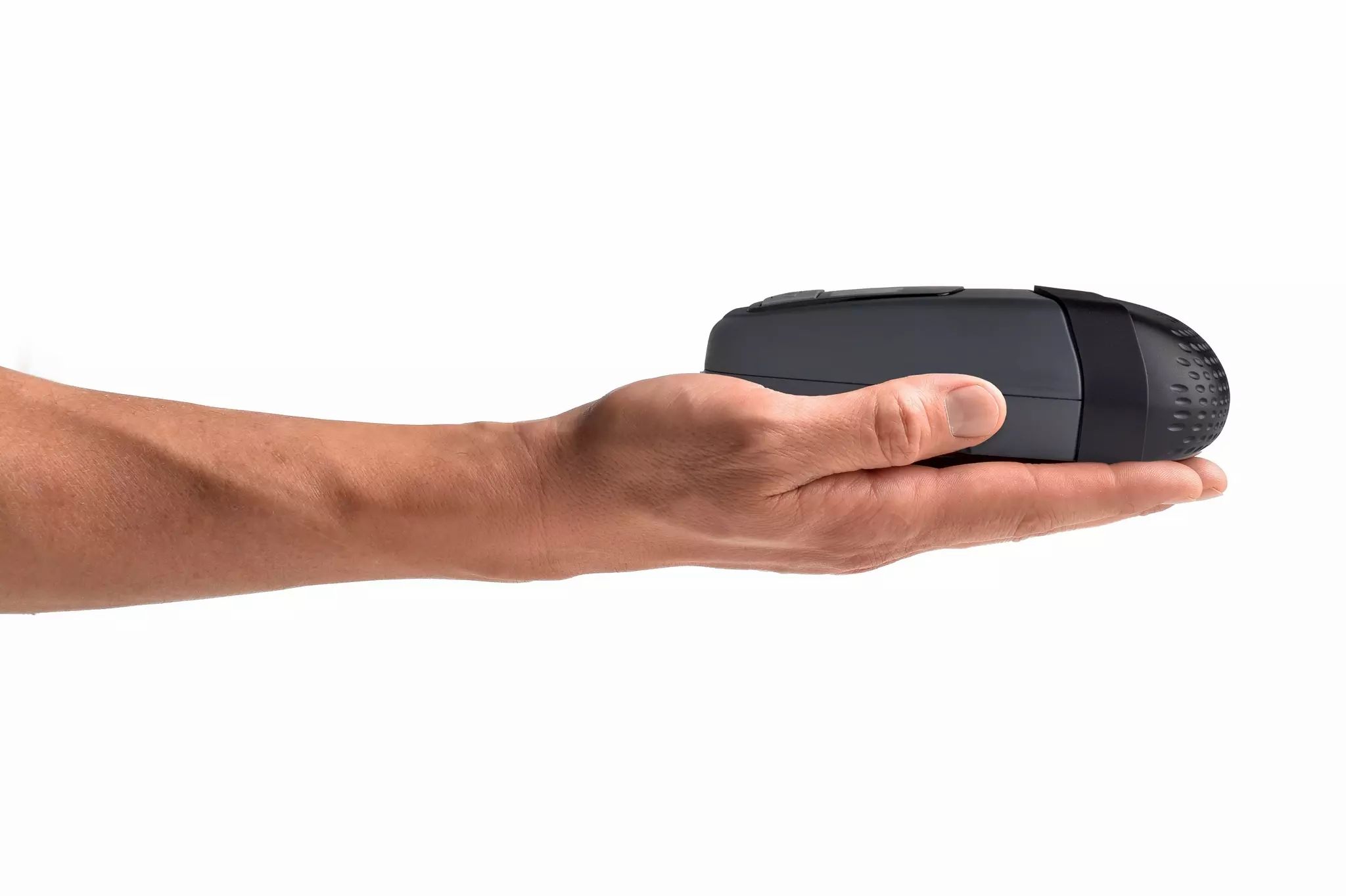 Dispositivo CPAP da viaggio grigio compatto in una mano.